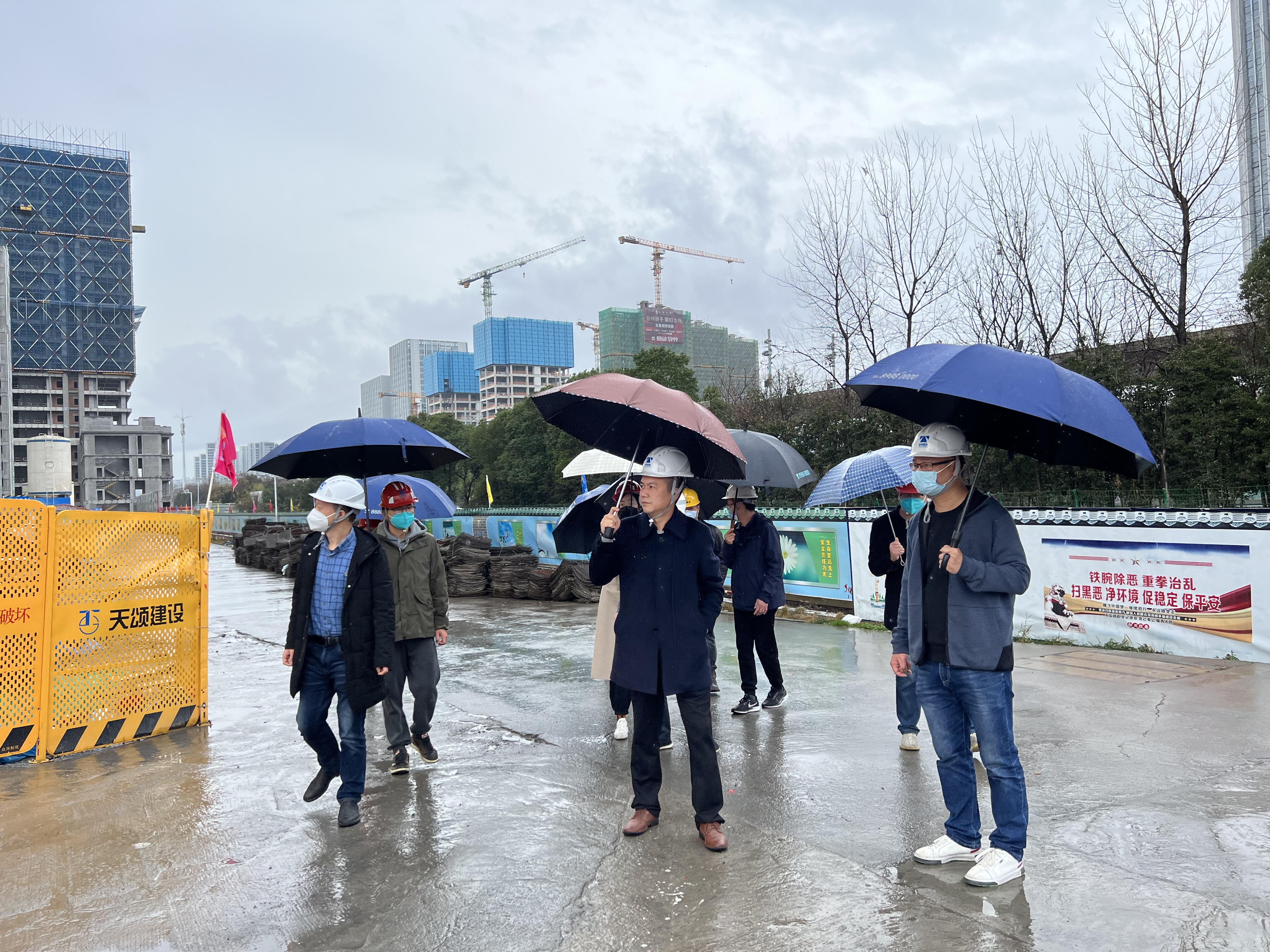 1673570791898528.jpg 圖為 檢查組在云禧悅府項(xiàng)目工地2.jpg