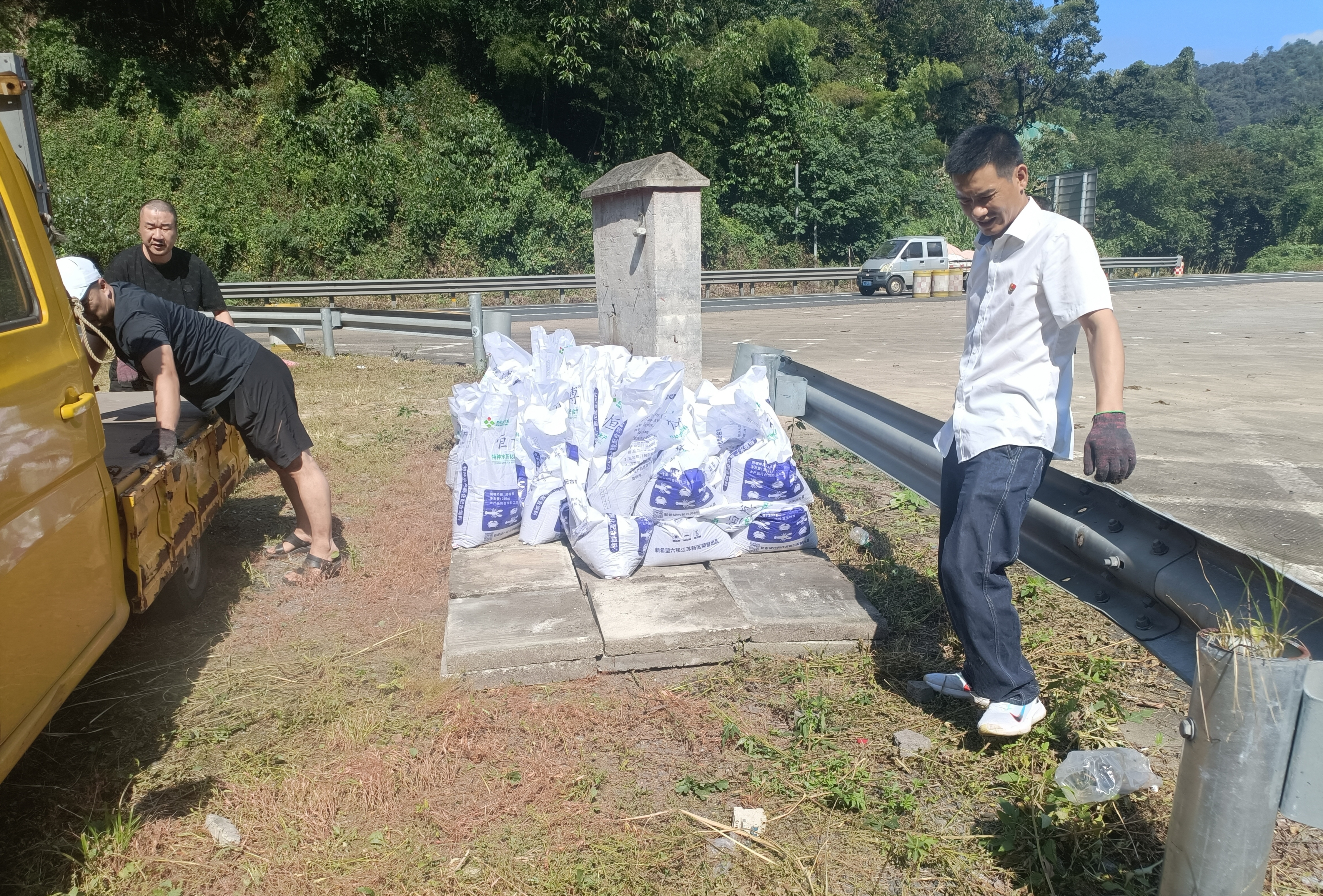 1695883352125186.jpg 2023.09.26消防沙放在石板上 金衛(wèi)軍攝.jpg