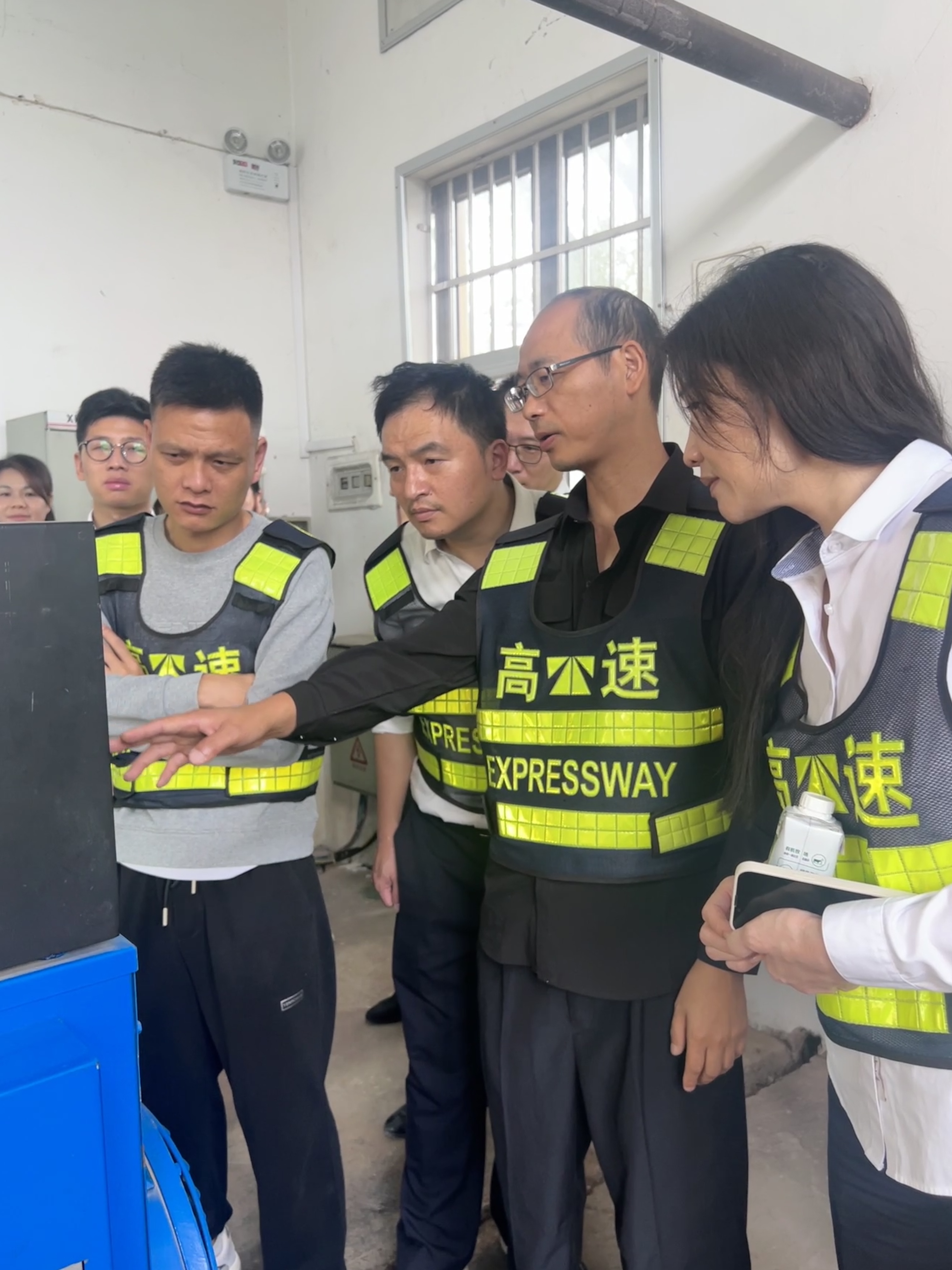 1698719760343205.jpg 講解發(fā)電機(jī)操作--袁莉攝..jpg