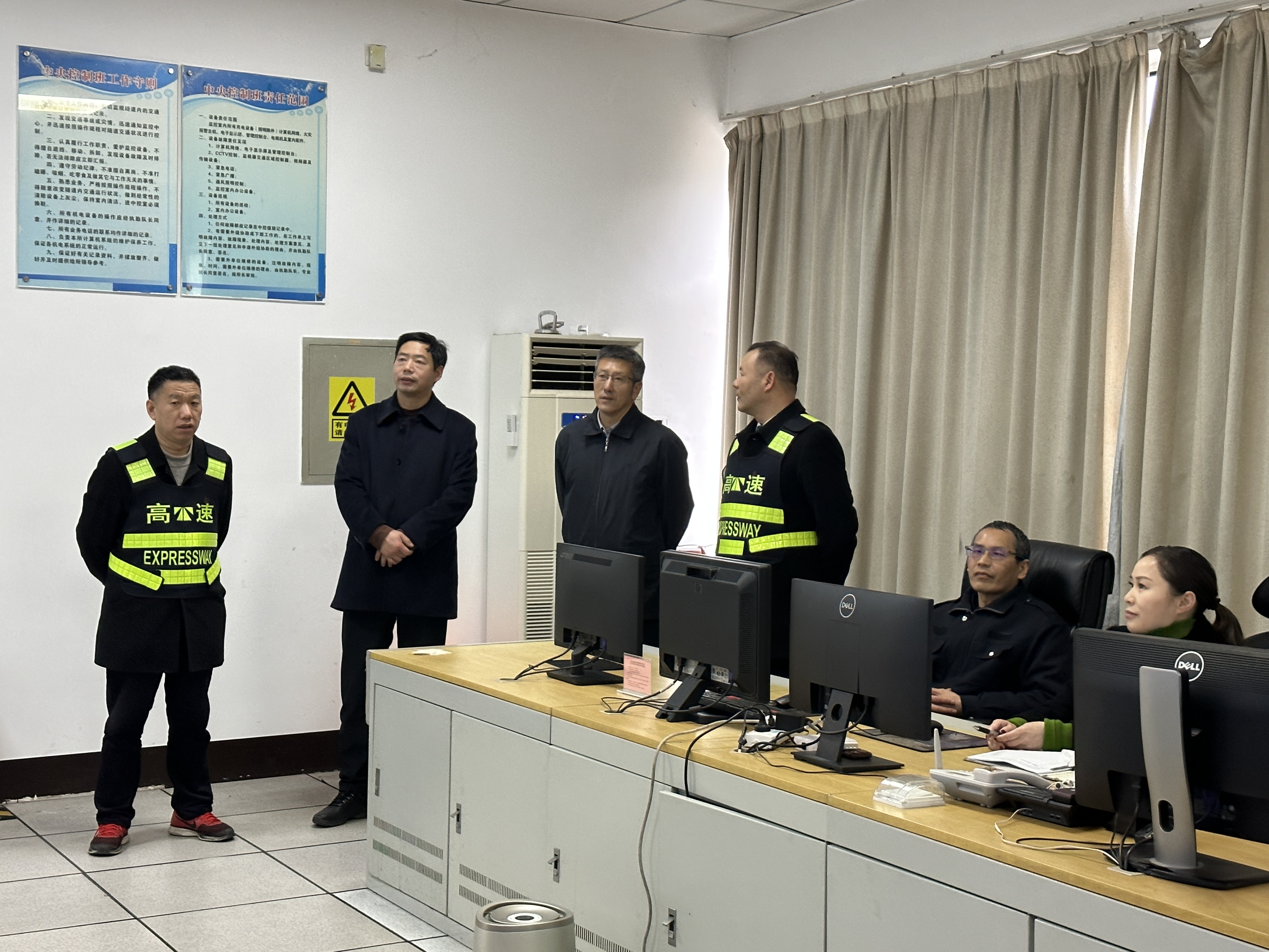 1707190755600893.jpg 集團(tuán)領(lǐng)導(dǎo)視察黃土嶺林玲攝2.jpg