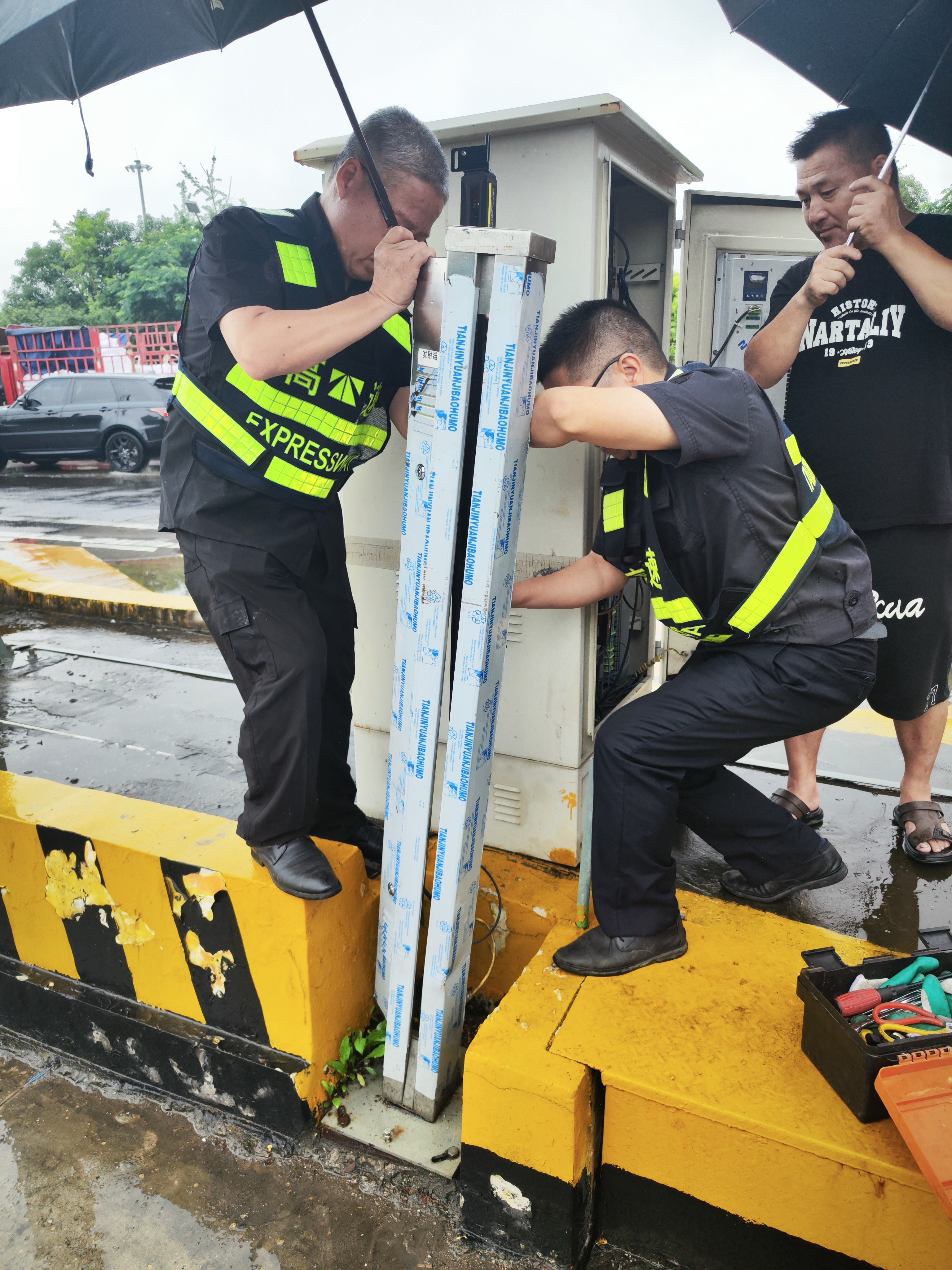 1718614654274472.jpg 現場拆除光幕內芯2.jpg