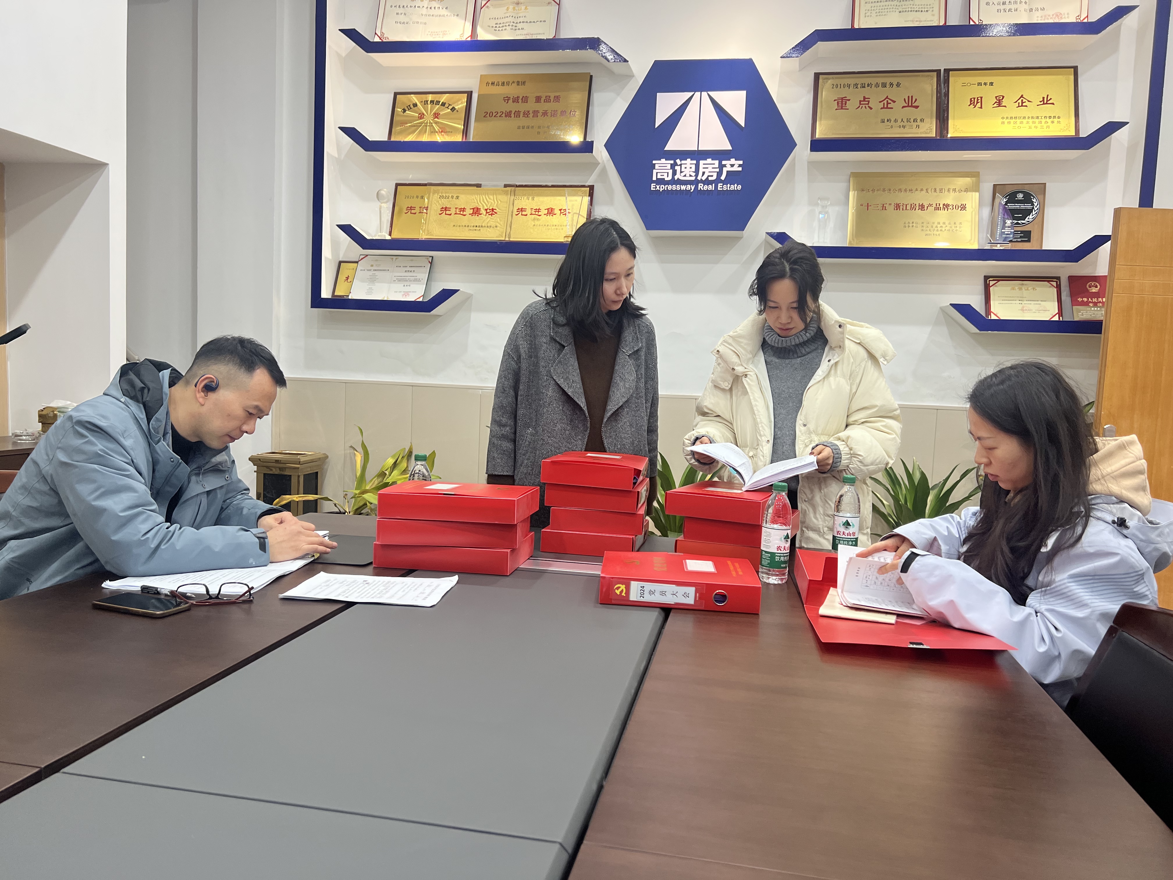 1736495600305389.jpg 9352db1d7a308d3b8f7cd4bbbe1c398.jpg